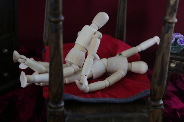 image des figures laïcs en bois, modèles d’artiste joints, représentant des positions de sexe dans la scène de chambre de maison de poupée - mannequin naked female doll photos et images de collection