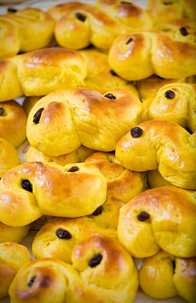 lussebullar - lucia bun stock-fotos und bilder