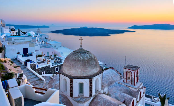 isla de santorini y el mar al atardecer - paisaje griego - scenics building exterior tourist resort orange fotografías e imágenes de stock