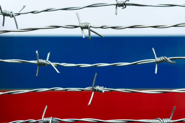 ロシア国旗と有刺鉄線 - razor wire ストックフォトと画像