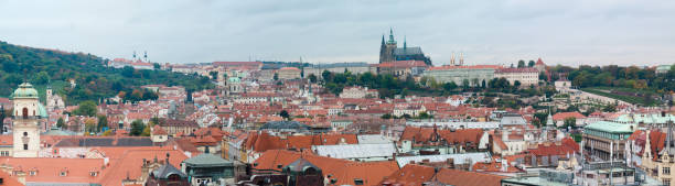 panoramiczny widok na praskie stare miasto - prague czech republic charles bridge famous place zdjęcia i obrazy z banku zdjęć