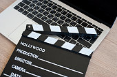 filmklatscher-und-laptop-auf-dem-holztisch.jpg?b=1&s=170x170&k=20&c=AIs21toixzeshmLUjkWdy_74ez13VUMo-fz8x3M0zhk=