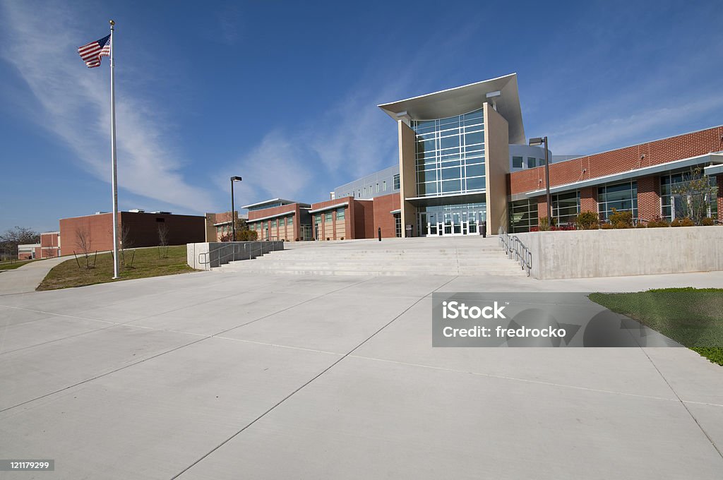 Школа Здание или бизнес здание с американским флагом - Стоковые фото Школьное здание роялти-фри
