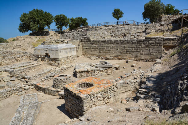 les ruines de la légendaire ville antique de troie près de canakkale, turquie - old fashioned staircase antique antiquities photos et images de collection
