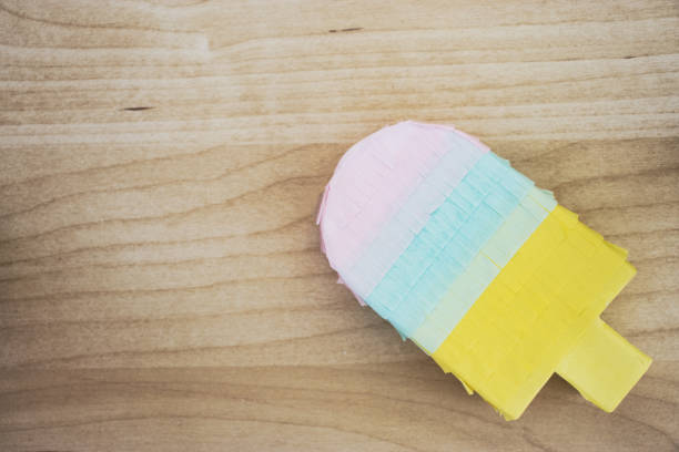 pinata de helado en fondo de madera. copiar espacio - single hit fotografías e imágenes de stock