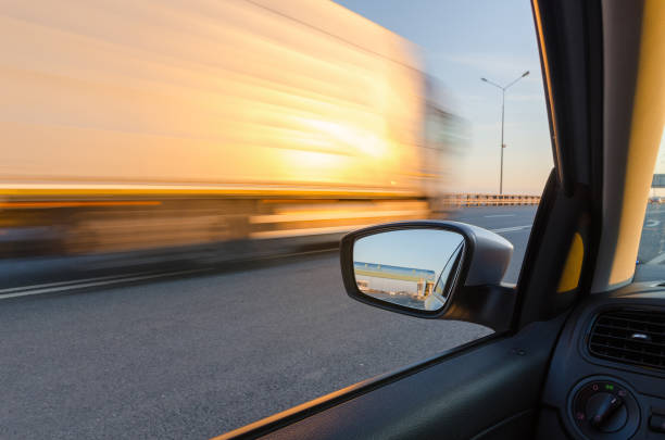 acción borrosa desde el coche a alta velocidad - rear view mirror car mirror sun fotografías e imágenes de stock