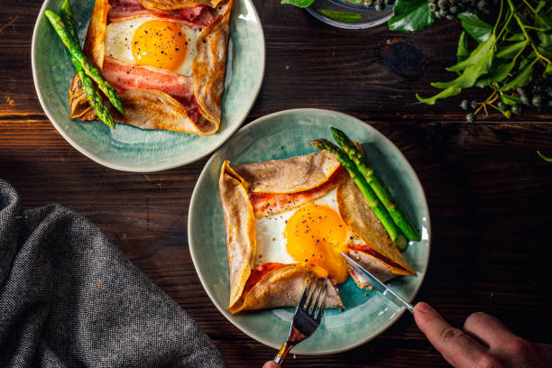 galette, fransız gıda karabuğday gözleme, tabakta yumurta ile. sağlıklı gıda kavramı görüntü. - galeta stok fotoğraflar ve resimler