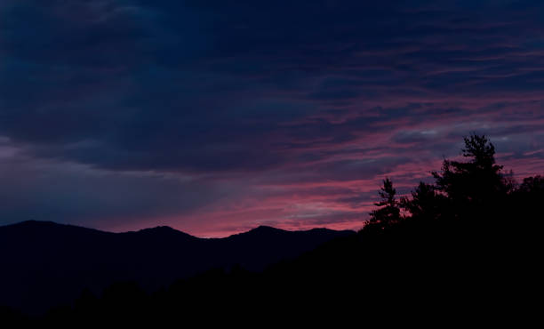 cielo di magenta in north carolina - blue ridge mountains autumn great smoky mountains tree foto e immagini stock