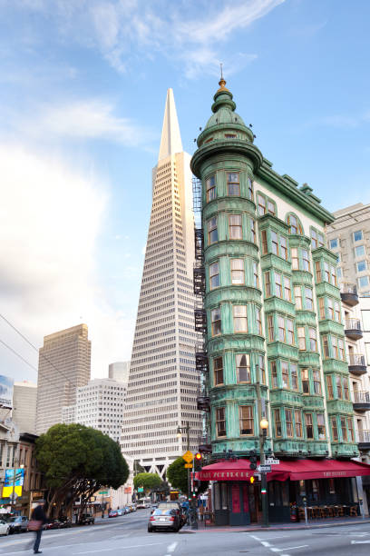 sentinel-gebäude und transamerica pyramid an der columbus avenue in san francisco - columbus tower stock-fotos und bilder