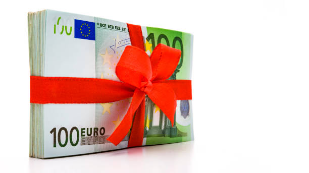 paquet d’argent avec le ruban rouge - currency perks gift bow photos et images de collection