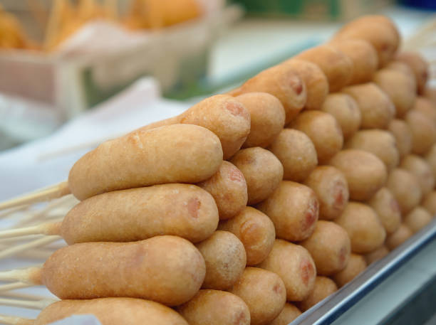 gaufres de hot-dogs thaïlandais sur un bâton, des chiens de maïs ou une brochette de saucisse dans le pain frit. - waffle sausage breakfast food photos et images de collection