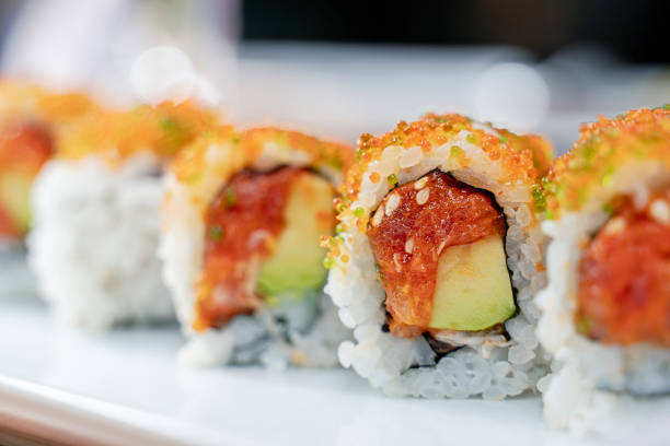 rollo de salmón de sushi - aguacate fotos fotografías e imágenes de stock