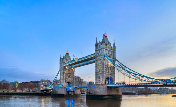 lever de soleil de pont de tour de londres - london england sunlight morning tower bridge photos et images de collection