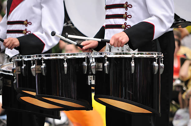 drummers jogar tenor tambores em desfile - toms imagens e fotografias de stock