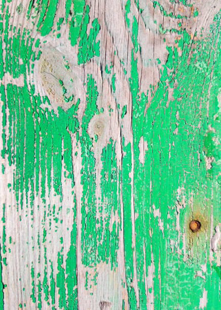 peeling farbe der grünen farbe auf holzplanke - peeling paint abandoned old stock-fotos und bilder