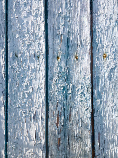 vecchie recinzioni di legno dipinte con crepe - peeling paint abandoned old foto e immagini stock