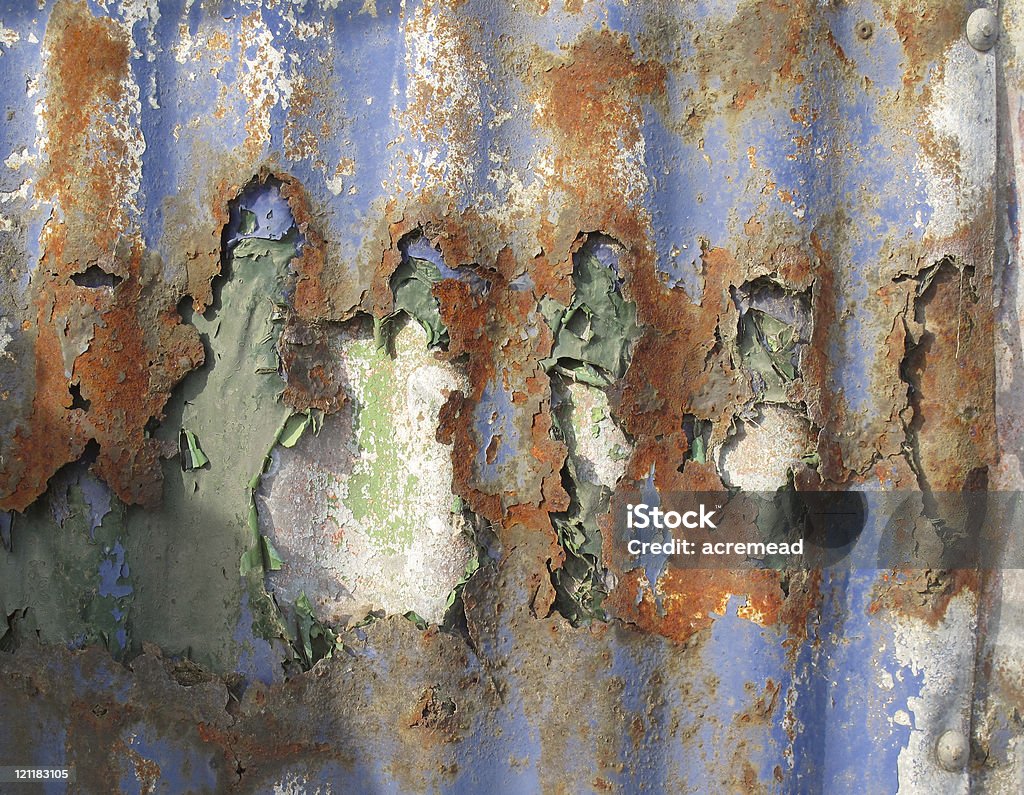 Pealing peinture sur un mur rouillé Tôle ondulée - Photo de Abstrait libre de droits