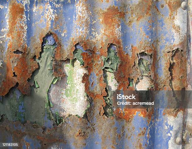 Foto de Pealing Pintura De Uma Parede Enferrujado Ferro Corrugado e mais fotos de stock de Abstrato