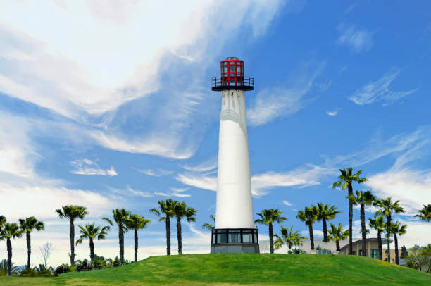 phare avec des palmiers et beau ciel-long beach californie - long beach california lighthouse los angeles county photos et images de collection