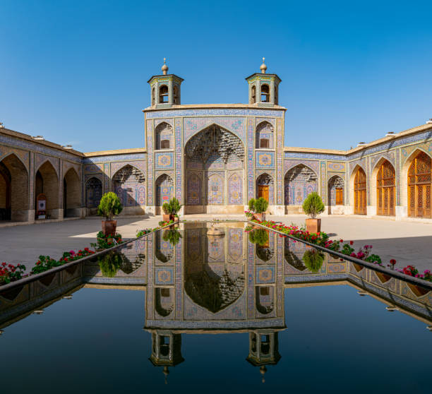двор и бассейн мечети насир аль-мулк в ширазе - fountain courtyard tile wall стоковые фото и изображения