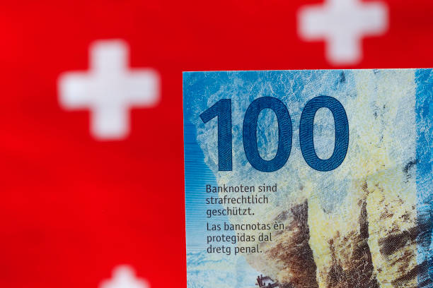 questa è una nota di cento franchi svizzeri - swiss currency switzerland currency wages foto e immagini stock
