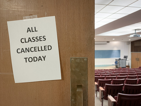 Primer plano de un aviso de cancelación fuera de un aula photo