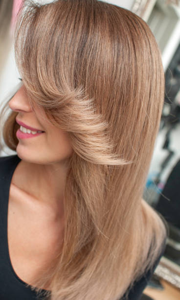 mujer joven con el pelo largo y hermoso - flequillo fotografías e imágenes de stock