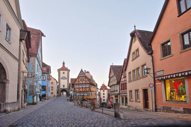 belle rue deutsch d’une petite vieille ville provinciale - rothenburg old town travel tourism photos et images de collection