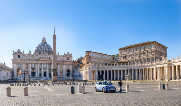 una patrulla de la policía italiana comprueba la piazza de la basílica de san pedro completamente desierta - rome vatican italy city fotografías e imágenes de stock