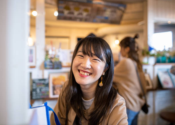 retrato de jovem esperando por bebida no café - kamakura japan tourist people - fotografias e filmes do acervo