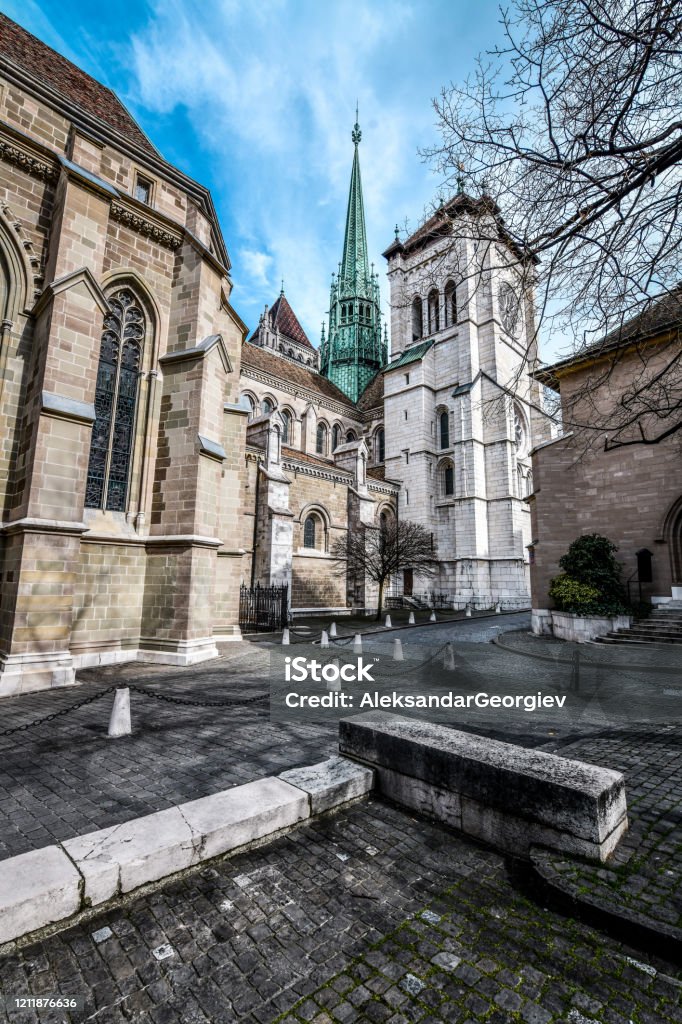 Detrás De La Iglesia De San Pedro En Ginebra Suiza Foto de stock y más banco de imágenes de Aire libre - iStock Detrás De La Iglesia De San Pedro En Ginebra Suiza Foto de stock y más banco de imágenes de Aire libre - iStock