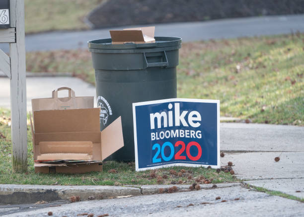 mike bloomberg campagne signe dans la poubelle - bloomberg photos et images de collection