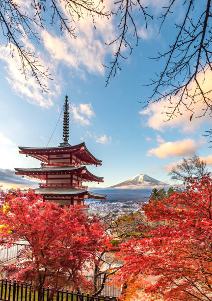 朝の中台寺・富士山・市 - fuji mt fuji yamanashi prefecture japanese fall foliage ストックフォトと画像