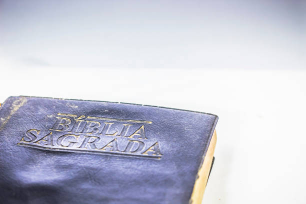 antica bibbia sacra, rarità - holy book accademia book classic foto e immagini stock