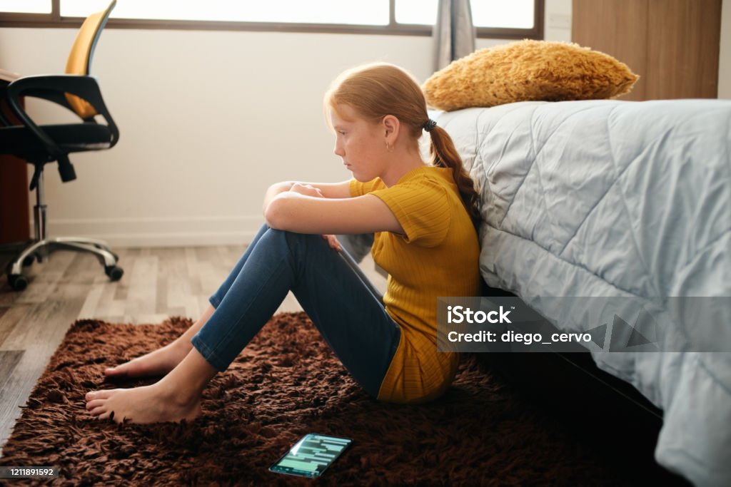 Preteen Bullied Girl Feeling Lonely And Sad At Home - Lizenzfrei Kind Stock-Foto