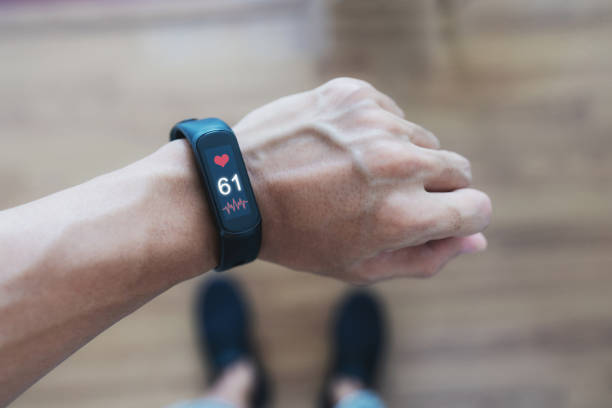 intelligente fitness-tracking und uhr. ein mann mit smart-band-tracking-herzfrequenz- und gesundheitsdaten - fitness tracker stock-fotos und bilder