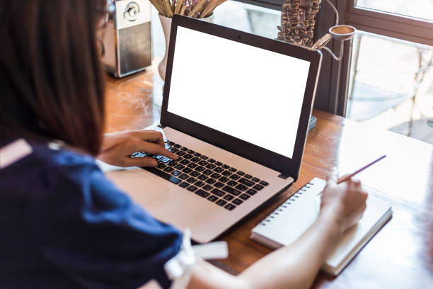 il primo piano di donne d'affari che lavorano con il laptop prende nota del notebook in una caffetteria come lo sfondo. - computer key internet cafe coffee internet foto e immagini stock