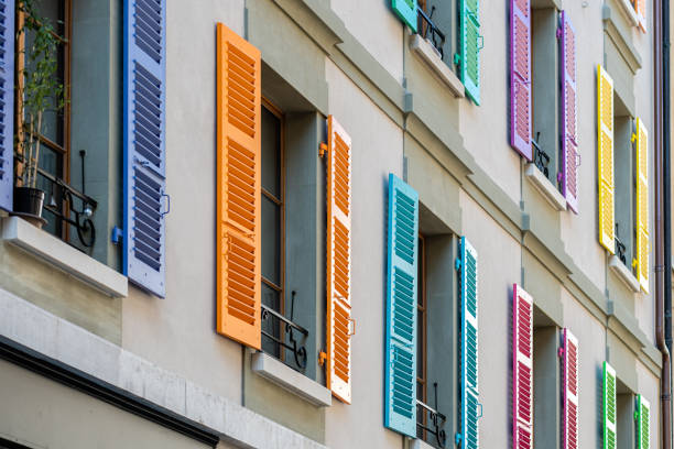 окна с различными цветными ставнями. швейцария, швейцария - shutter wood window europe стоковые фото и изображения