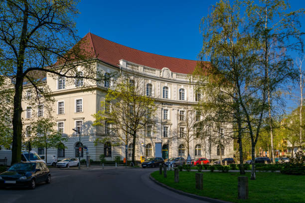 la facciata curva dell'ufficio postale elencato berlin-friedenau segue l'arrotondamento della piazza urbana - rounding foto e immagini stock