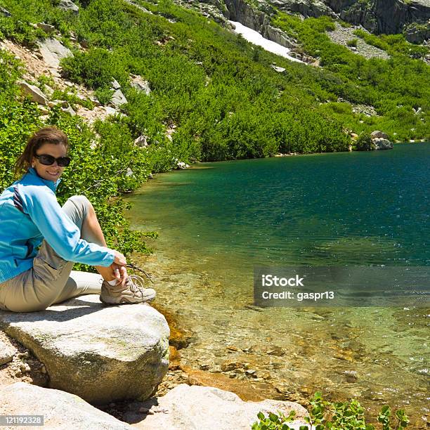 Rilassante Presso Il Mountain Lake - Fotografie stock e altre immagini di Abbigliamento sportivo - Abbigliamento sportivo, Acqua, Adulto