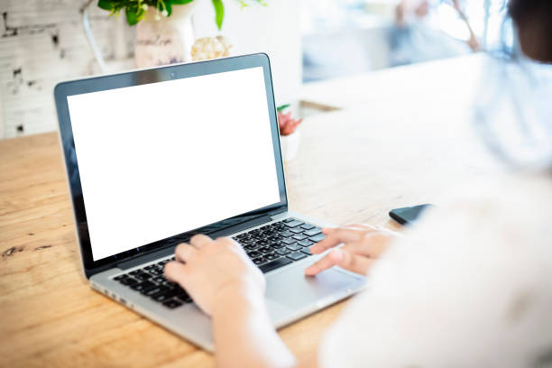 primo piano di donne d'affari che lavorano con laptop e smartphone in caffetteria come lo sfondo - computer key internet cafe coffee internet foto e immagini stock