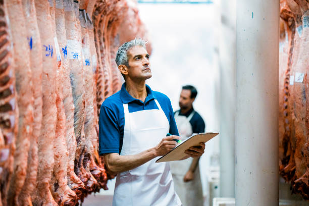 도살장에서 품질 보고서를 만드는 정육점 - industry food butcher butchers shop 뉴스 사진 이미지