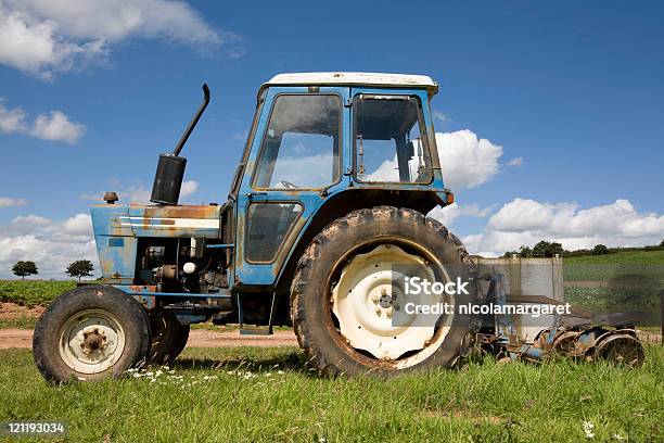 Trator Closeup - Fotografias de stock e mais imagens de Agricultura - Agricultura, Ao Ar Livre, Azul