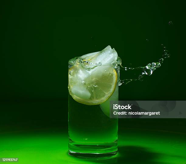 A Actualizar Bebidas - Fotografias de stock e mais imagens de Cocktail - Cocktail, Fundo Colorido, Borrifo