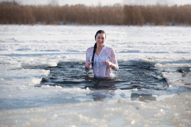 예수 세례의 향연. 얼음 구멍에 정통 의식 목욕. 한 여성이 얼음물에 목욕을 합니다. - river swimming women water 뉴스 사진 이미지