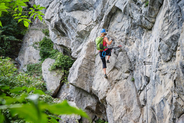 mujer escalando vía ferrata zimmereben, cerca de mayrhofen, valle de zillertal, austria. - risk high up sport outdoors fotografías e im�ágenes de stock
