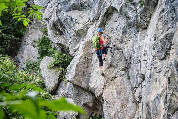 arrampicata femminile per ferrata zimmereben, vicino a mayrhofen, valle zillertal, austria. - north tirol immagine foto e immagini stock