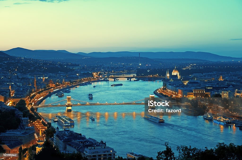 Edificios de Budapest por la noche. - Foto de stock de Aire libre libre de derechos