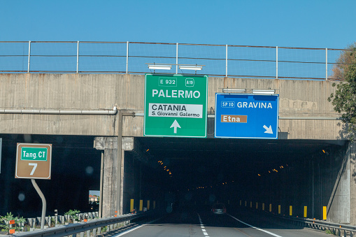 I95 exit signs for downtown Miami, Miami beach and Airport.