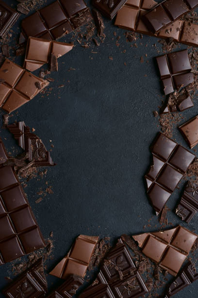 plastry ciemnej i mlecznej czekolady - chocolate candy bar block cocoa zdjęcia i obrazy z banku zdjęć